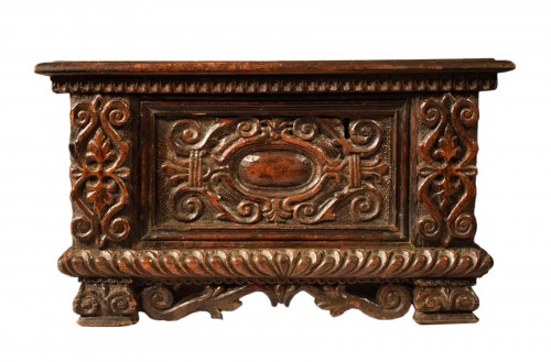 Small carved chest of the Italian Renaissance - Lombardy 16th century